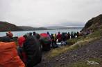 Fila para tomar o barco que faz a travessia do lago Pehoe, no parque Torres del Paine, no sul do Chile